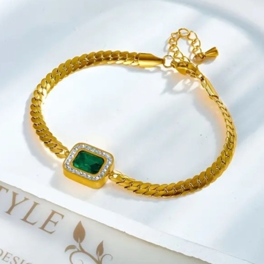 Elegant Gold Bracelet with Green Gemstone
